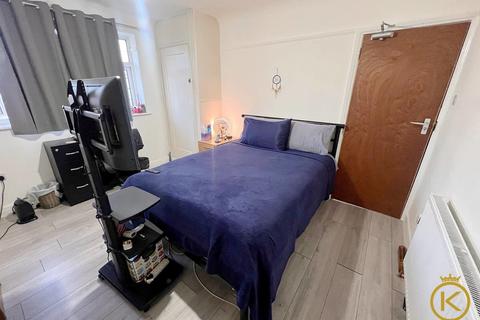 1 bedroom in a house share to rent, Ash Grove, Guildford