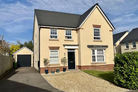 33 Clos Telyn, Penperlleni, Pontypool, NP4 0DB