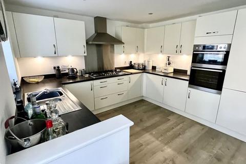 33 Clos Telyn, Penperlleni, Pontypool, NP4 0DB