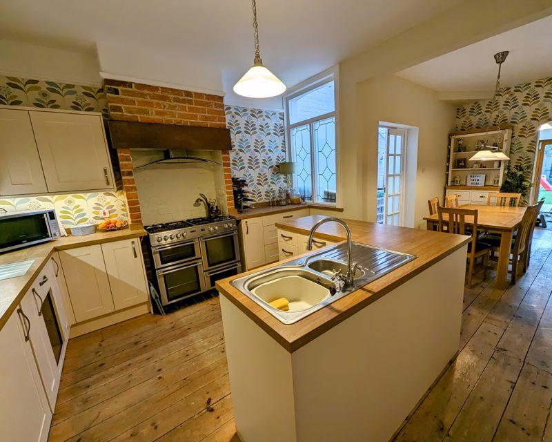 Stephenson Road, Cowes 4 bed semidetached house for sale £375,000