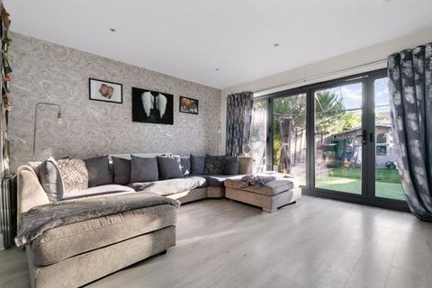 3 bedroom terraced house for sale, Homefield Road, Walton-On-Thames
