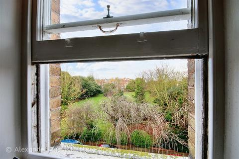 Flat 4, 15 Adrian Square, Westgate-on-sea, CT8 8SU