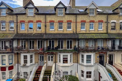 Flat 4, 15 Adrian Square, Westgate-on-sea, CT8 8SU