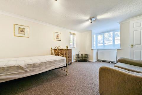 Studio to rent, West Wycombe Road