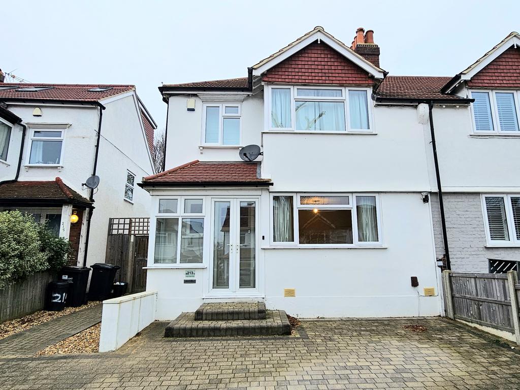 Clock House Road, Beckenham, BR3 3 bed end of terrace house to rent £