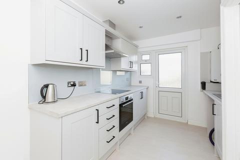 3 bedroom terraced house to rent, Raymond Road, IG2