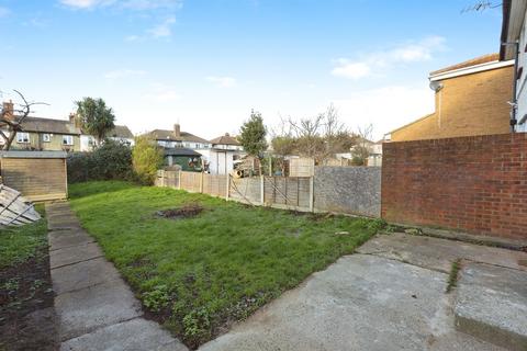 3 bedroom terraced house to rent, Raymond Road, IG2