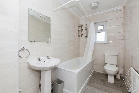 3 bedroom terraced house to rent, Raymond Road, IG2