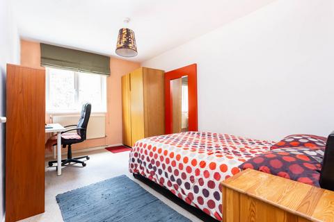 2 bedroom flat to rent, Fitzhugh Grove