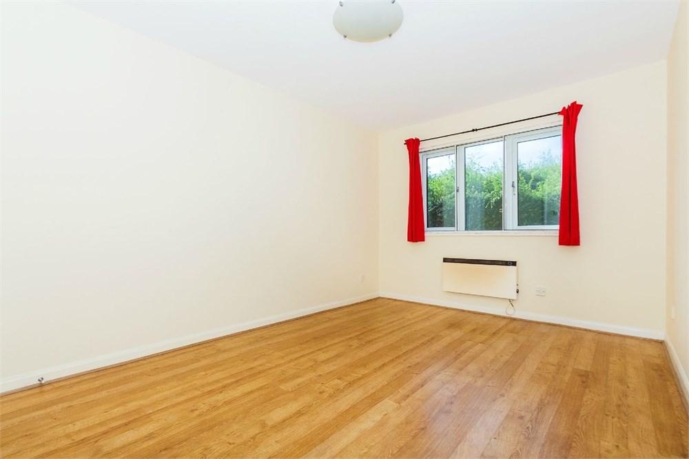 Spring Park, Holmlea Walk, Datchet SL3 2 bed apartment for sale £285,000