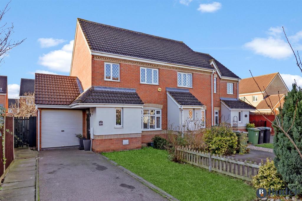 Berkeley Close, Biggleswade 3 bed end of terrace house for sale £375,000