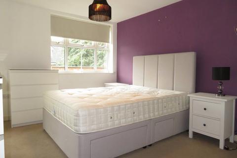 2 bedroom flat to rent - High Road, Buckhurst Hill IG9