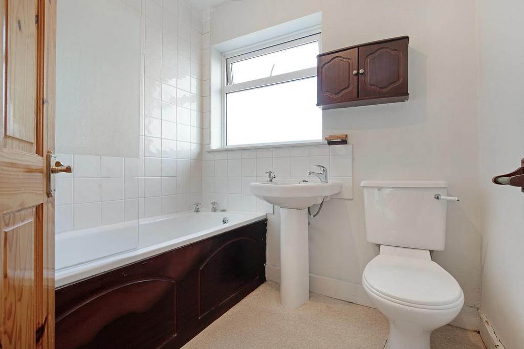 Willow Close, Buckhurst Hill IG9 3 bed house for sale £600,000