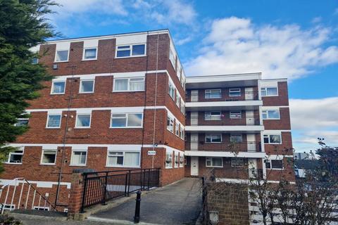 1 bedroom flat for sale, Lynwood Close, London E18