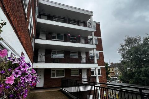 1 bedroom flat for sale, Lynwood Close, London E18