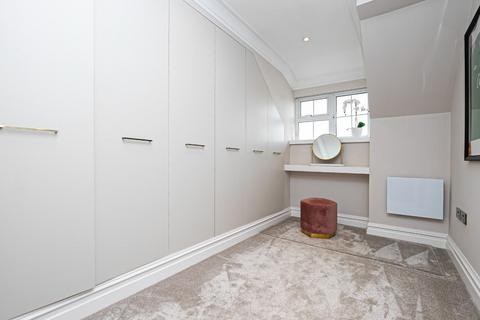 43 Retreat Way, Chigwell, IG7 6EL
