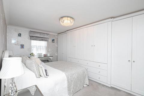 3 bedroom flat for sale, Kings Place, Buckhurst Hill IG9