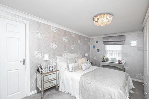 3 bedroom flat for sale, Kings Place, Buckhurst Hill IG9