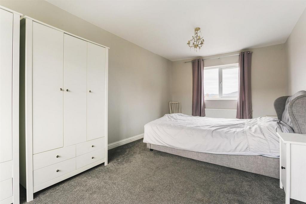 62148 18 Hales Close Cheltenham  (16) low.jpg