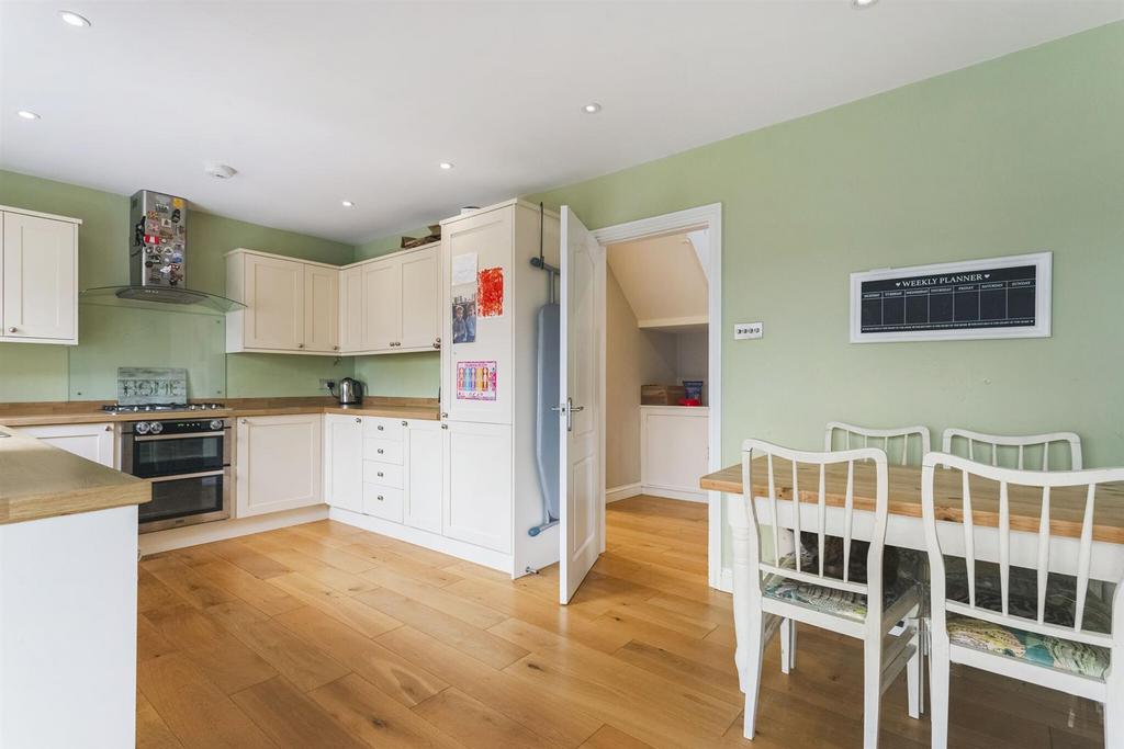 62148 18 Hales Close Cheltenham  (10) low.jpg