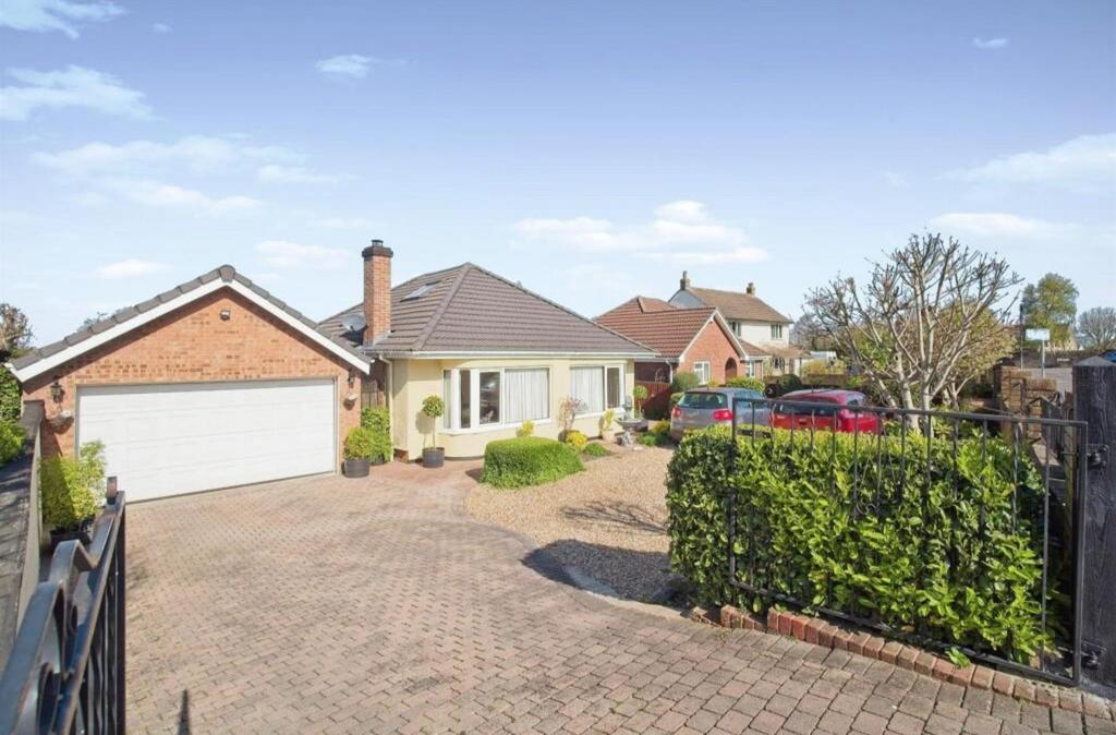 Henfield Road, Coalpit Heath, Bristol 4 bed detached house for sale £