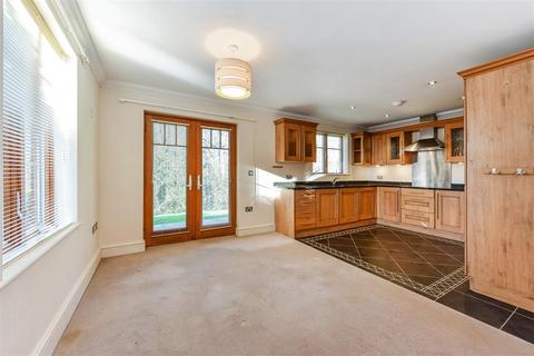 2 bedroom flat for sale, Dunwood Court, Sherfield English, Romsey, Hampshire