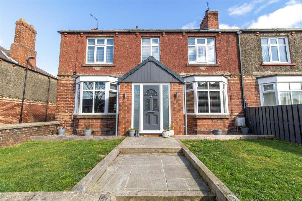 Lyons Avenue, Houghton Le Spring DH5 4 bed end of terrace house for