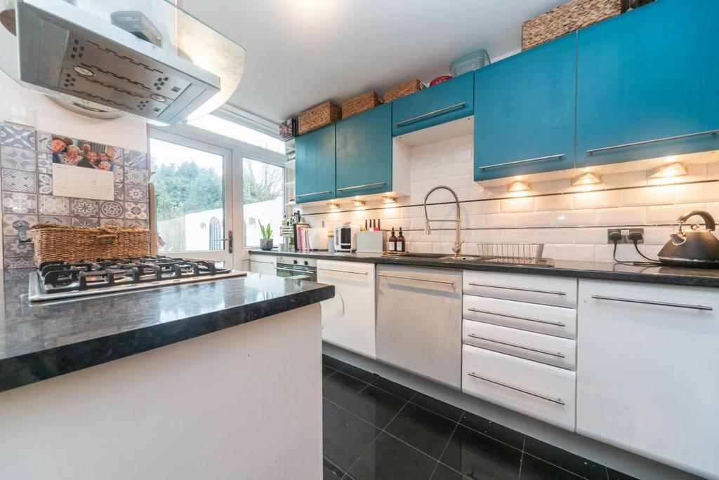 Weymede, West Byfleet KT14 3 bed terraced house for sale £425,000