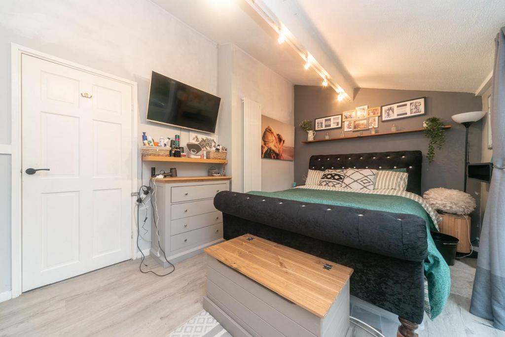 Bedroom 1 2.jpg