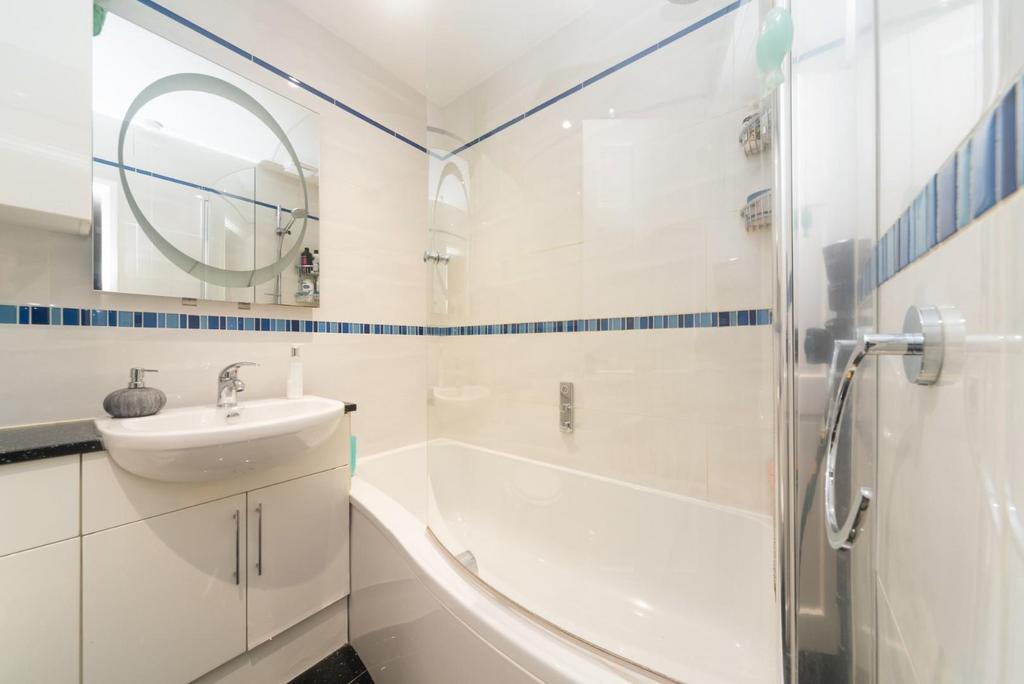 Bathroom 2.jpg