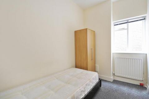 2 bedroom flat to rent, Exeter Road, London, NW2
