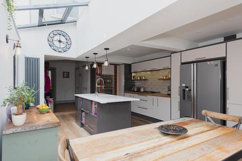 118 Miles Road, Epsom, KT19 9AB