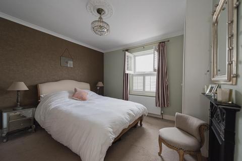118 Miles Road, Epsom, KT19 9AB