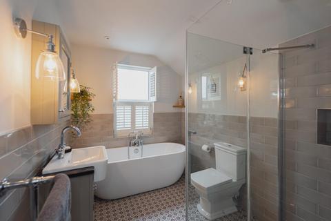 118 Miles Road, Epsom, KT19 9AB