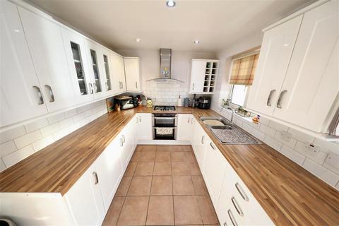 3 bedroom semi-detached house for sale - Coltman Close, Beverley