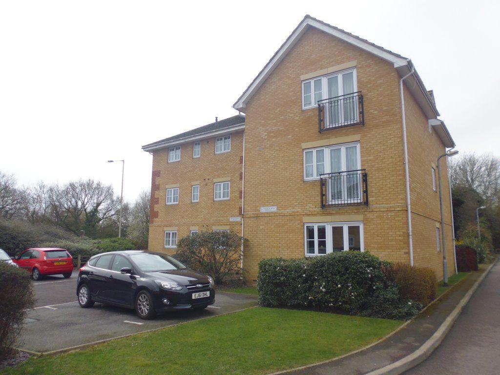 2 Bedroom Top Floor Apartment - WICKFORD 2 Bed Flat - £1,100 Pcm (£254 Pw)