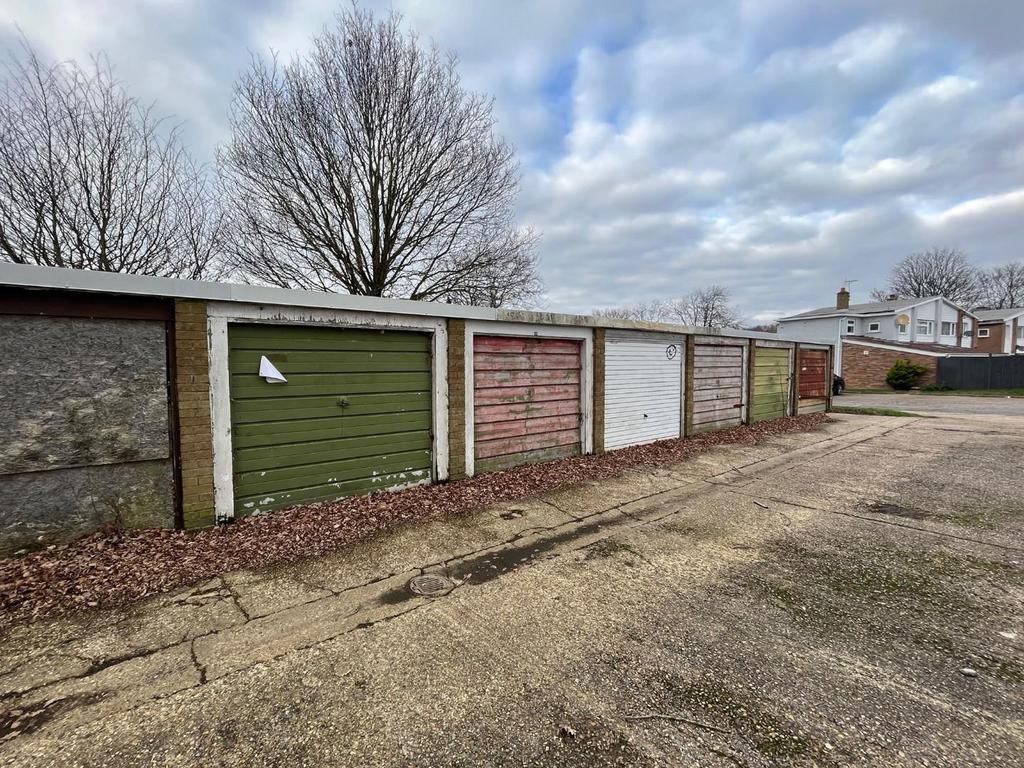 Wiltshire Road, Stevenage, SG2 9DU 3 bed terraced house for sale £300,000