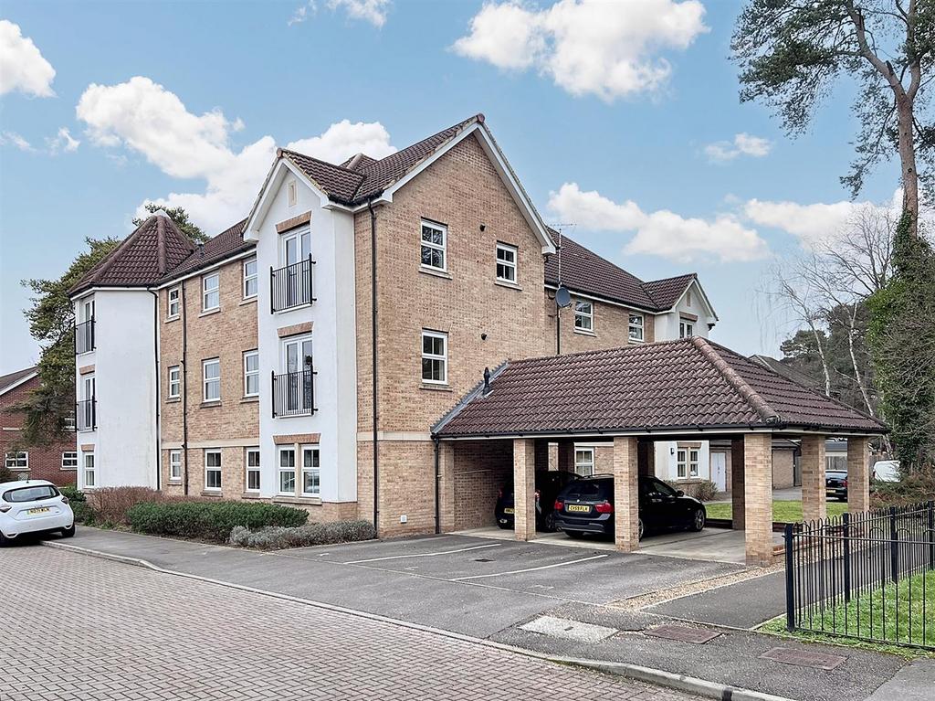 Haskins Gardens, Farnborough 2 bed apartment for sale £230,000