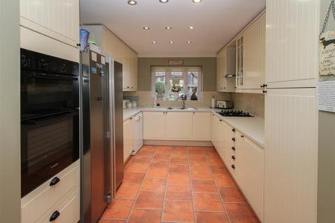 17 Tylers Crescent, Hornchurch, RM12 6SY