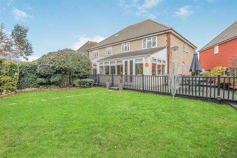 17 Tylers Crescent, Hornchurch, RM12 6SY