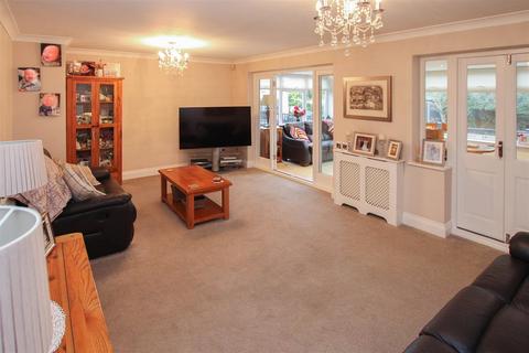 17 Tylers Crescent, Hornchurch, RM12 6SY