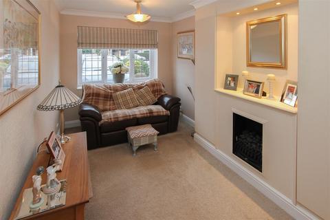 17 Tylers Crescent, Hornchurch, RM12 6SY