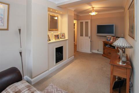 17 Tylers Crescent, Hornchurch, RM12 6SY