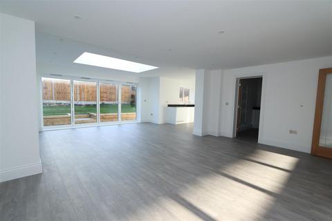 2 Tomlyns Close, Hutton, Brentwood, CM13 1PU