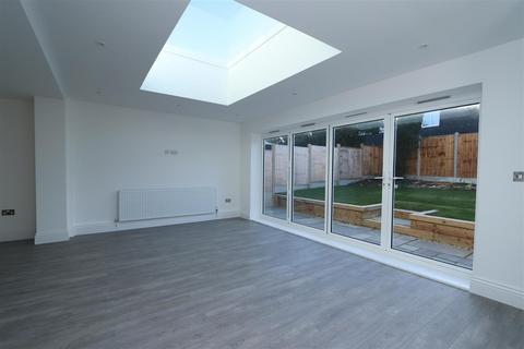 2 Tomlyns Close, Hutton, Brentwood, CM13 1PU