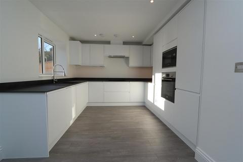 2 Tomlyns Close, Hutton, Brentwood, CM13 1PU