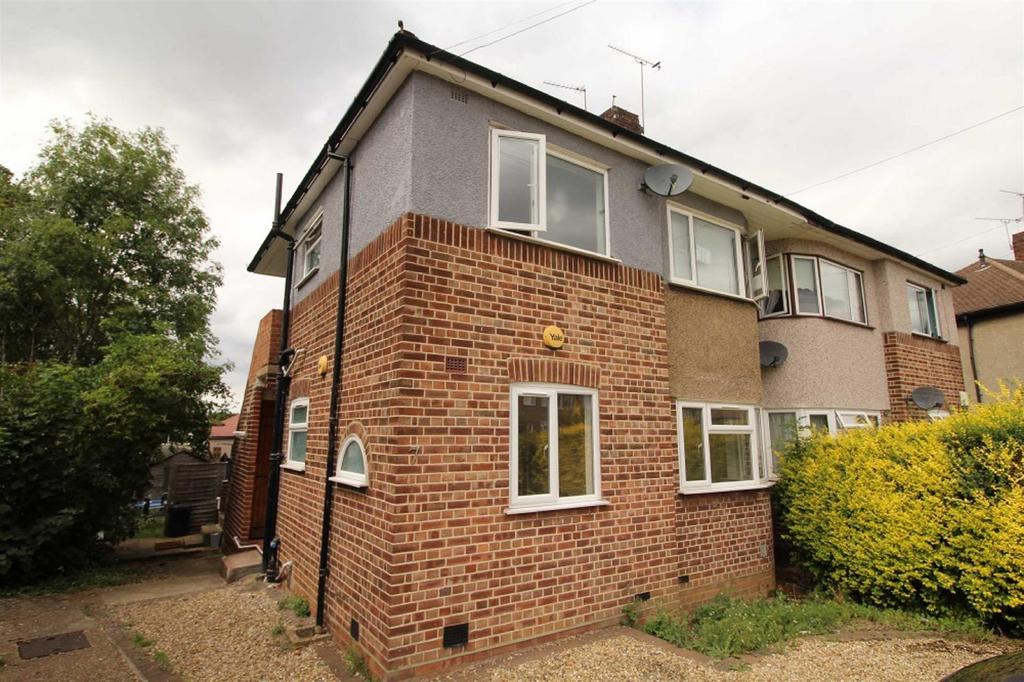 Erith Crescent, Collier Row, Romford 2 bed flat to rent £1,650 pcm (£