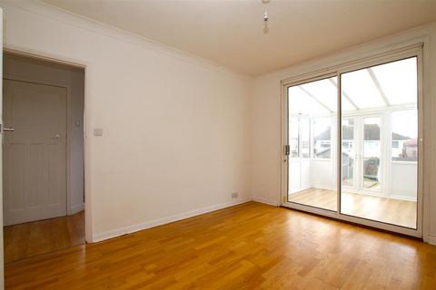 2 bedroom flat to rent - Erith Crescent, Collier Row, Romford