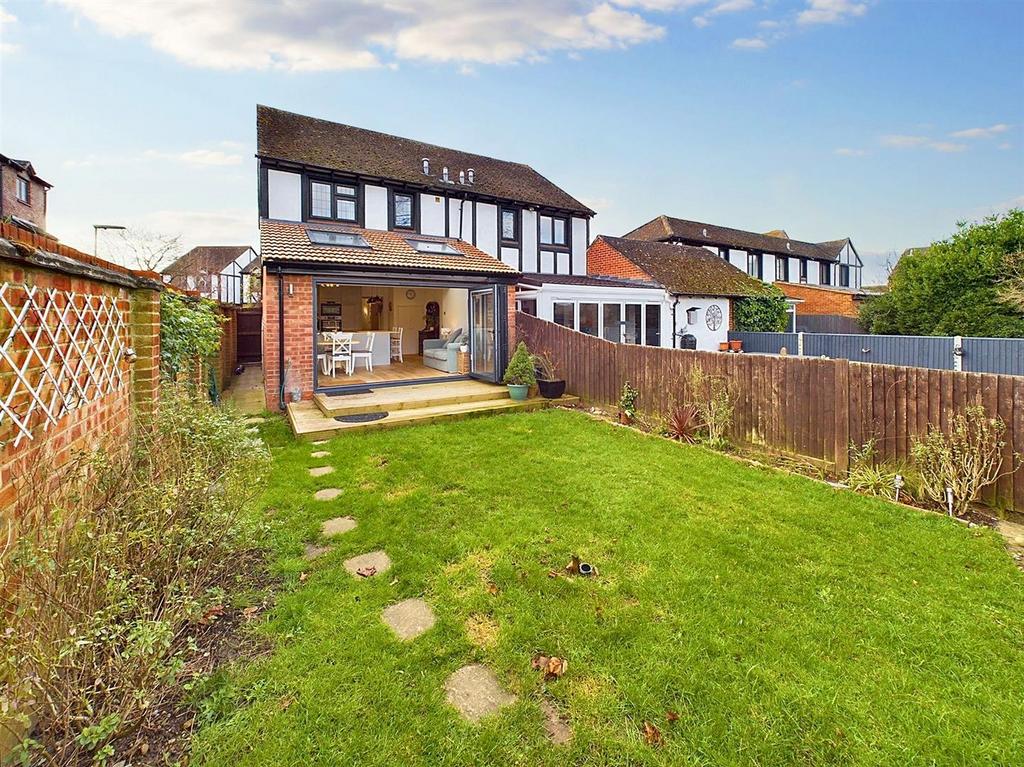 Kings Chase, East Molesey 3 bed semidetached house for sale £700,000