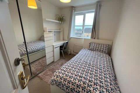 8 bedroom house share to rent, Aspen Grove